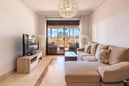 Elegant 2-bedroom, 2-bathroom apartment in Sotogrande Marina, featuring a spacious terrace, southwest orientation and just a few meters from the beach.