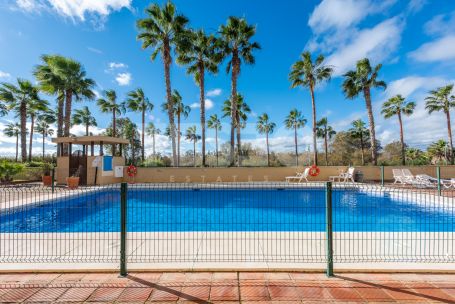 Elegant 2-bedroom, 2-bathroom apartment in Sotogrande Marina, featuring a spacious terrace, southwest orientation and just a few meters from the beach.