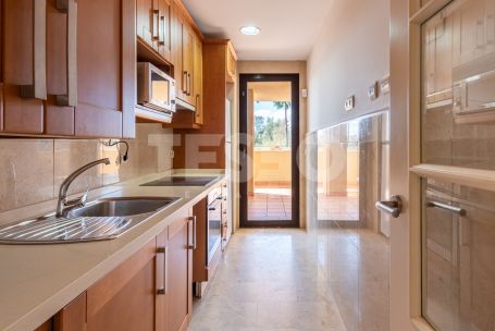 Elegant 2-bedroom, 2-bathroom apartment in Sotogrande Marina, featuring a spacious terrace, southwest orientation and just a few meters from the beach.