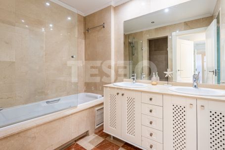 Elegant 2-bedroom, 2-bathroom apartment in Sotogrande Marina, featuring a spacious terrace, southwest orientation and just a few meters from the beach.