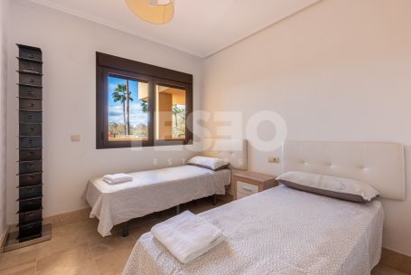 Elegant 2-bedroom, 2-bathroom apartment in Sotogrande Marina, featuring a spacious terrace, southwest orientation and just a few meters from the beach.