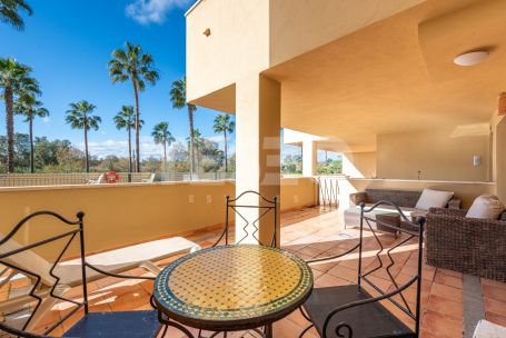 Elegant 2-bedroom, 2-bathroom apartment in Sotogrande Marina, featuring a spacious terrace, southwest orientation and just a few meters from the beach.