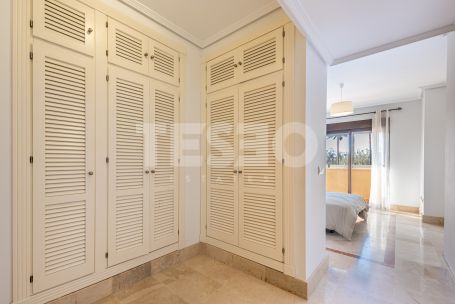 Elegant 2-bedroom, 2-bathroom apartment in Sotogrande Marina, featuring a spacious terrace, southwest orientation and just a few meters from the beach.