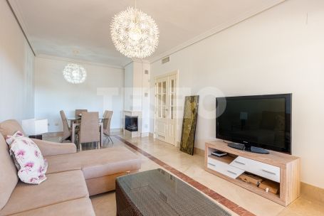 Elegant 2-bedroom, 2-bathroom apartment in Sotogrande Marina, featuring a spacious terrace, southwest orientation and just a few meters from the beach.