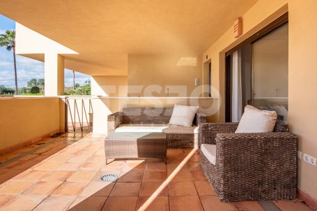 Elegant 2-bedroom, 2-bathroom apartment in Sotogrande Marina, featuring a spacious terrace, southwest orientation and just a few meters from the beach.