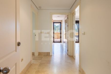 Elegant 2-bedroom, 2-bathroom apartment in Sotogrande Marina, featuring a spacious terrace, southwest orientation and just a few meters from the beach.