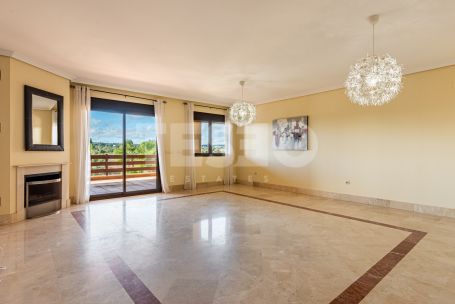 Fantastic 3 bedroom penthouse with south orientation, large terraces, solarium with jacuzzi and panoramic views of the river and the sea, next to the Sotogrande Maritime Club and the beach.