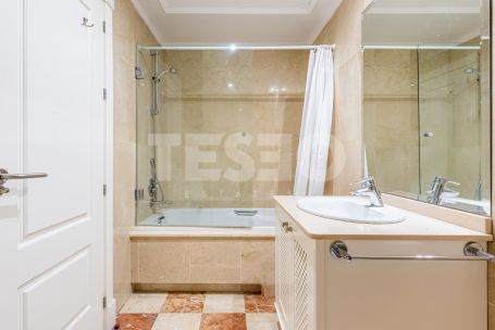 Fantastic 3 bedroom penthouse with south orientation, large terraces, solarium with jacuzzi and panoramic views of the river and the sea, next to the Sotogrande Maritime Club and the beach.