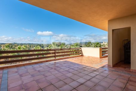 Fantastic 3 bedroom penthouse with south orientation, large terraces, solarium with jacuzzi and panoramic views of the river and the sea, next to the Sotogrande Maritime Club and the beach.