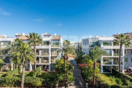 Fantastic 3 bedroom penthouse with south orientation, large terraces, solarium with jacuzzi and panoramic views of the river and the sea, next to the Sotogrande Maritime Club and the beach.
