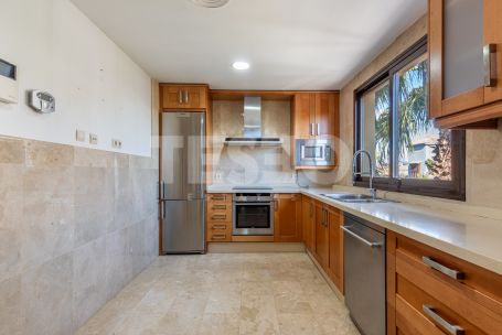 Fantastic 3 bedroom penthouse with south orientation, large terraces, solarium with jacuzzi and panoramic views of the river and the sea, next to the Sotogrande Maritime Club and the beach.