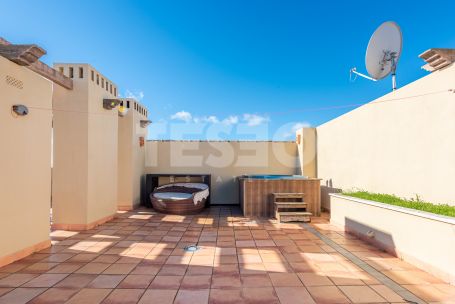 Fantastic 3 bedroom penthouse with south orientation, large terraces, solarium with jacuzzi and panoramic views of the river and the sea, next to the Sotogrande Maritime Club and the beach.