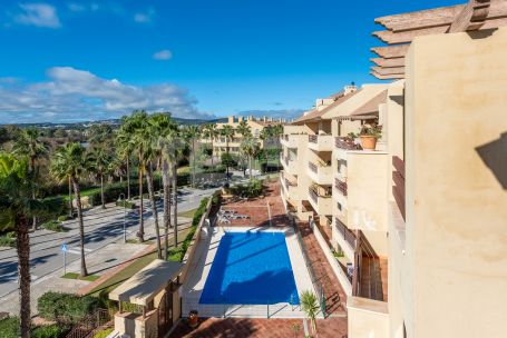 Fantastic 3 bedroom penthouse with south orientation, large terraces, solarium with jacuzzi and panoramic views of the river and the sea, next to the Sotogrande Maritime Club and the beach.