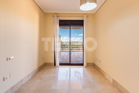 Fantastic 3 bedroom penthouse with south orientation, large terraces, solarium with jacuzzi and panoramic views of the river and the sea, next to the Sotogrande Maritime Club and the beach.