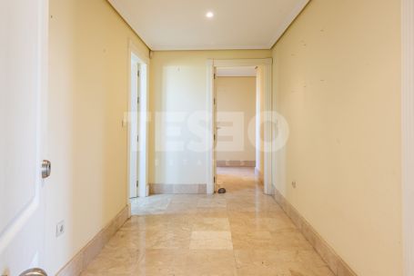 Fantastic 3 bedroom penthouse with south orientation, large terraces, solarium with jacuzzi and panoramic views of the river and the sea, next to the Sotogrande Maritime Club and the beach.