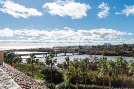 Fantastic 3 bedroom penthouse with south orientation, large terraces, solarium with jacuzzi and panoramic views of the river and the sea, next to the Sotogrande Maritime Club and the beach.