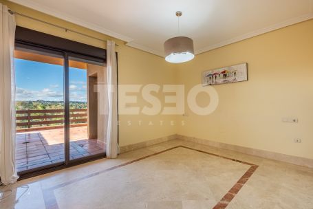 Fantastic 3 bedroom penthouse with south orientation, large terraces, solarium with jacuzzi and panoramic views of the river and the sea, next to the Sotogrande Maritime Club and the beach.