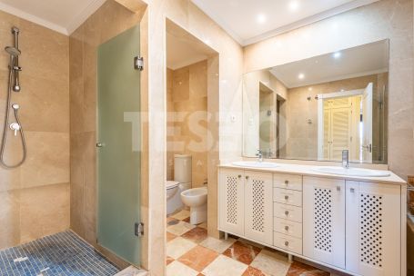 Fantastic 3 bedroom penthouse with south orientation, large terraces, solarium with jacuzzi and panoramic views of the river and the sea, next to the Sotogrande Maritime Club and the beach.