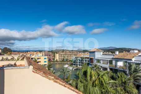 Fantastic 3 bedroom penthouse with south orientation, large terraces, solarium with jacuzzi and panoramic views of the river and the sea, next to the Sotogrande Maritime Club and the beach.