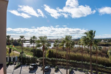 Fantastic 3 bedroom penthouse with south orientation, large terraces, solarium with jacuzzi and panoramic views of the river and the sea, next to the Sotogrande Maritime Club and the beach.