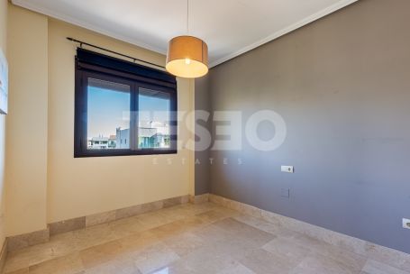 Fantastic 3 bedroom penthouse with south orientation, large terraces, solarium with jacuzzi and panoramic views of the river and the sea, next to the Sotogrande Maritime Club and the beach.