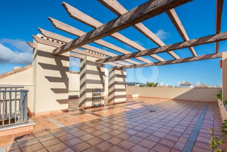 Fantastic 3 bedroom penthouse with south orientation, large terraces, solarium with jacuzzi and panoramic views of the river and the sea, next to the Sotogrande Maritime Club and the beach.