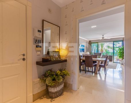 Exclusivo apartamento de 2 dormitorios con piscina privada en Jungla del Loro, Marina de Sotogrande