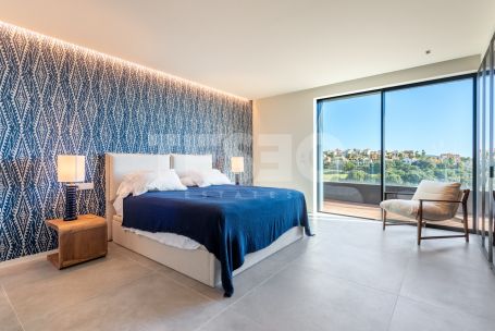 STUNNING PENTHOUSE WITH PANORAMIC VIEWS IN VILLAGE VERDE