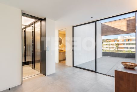 STUNNING PENTHOUSE WITH PANORAMIC VIEWS IN VILLAGE VERDE