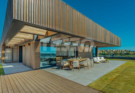 PENTHOUSE ÉPOUSTOUFLANT AVEC VUES PANORAMIQUES À VILLAGE VERDE