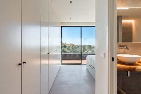 STUNNING PENTHOUSE WITH PANORAMIC VIEWS IN VILLAGE VERDE