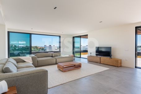 STUNNING PENTHOUSE WITH PANORAMIC VIEWS IN VILLAGE VERDE