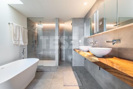 STUNNING PENTHOUSE WITH PANORAMIC VIEWS IN VILLAGE VERDE