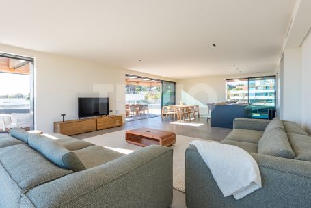 PENTHOUSE ÉPOUSTOUFLANT AVEC VUES PANORAMIQUES À VILLAGE VERDE