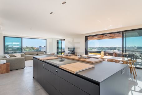 STUNNING PENTHOUSE WITH PANORAMIC VIEWS IN VILLAGE VERDE