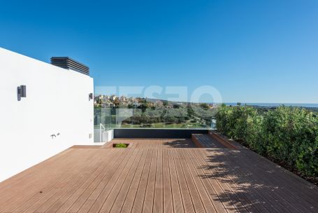 STUNNING PENTHOUSE WITH PANORAMIC VIEWS IN VILLAGE VERDE