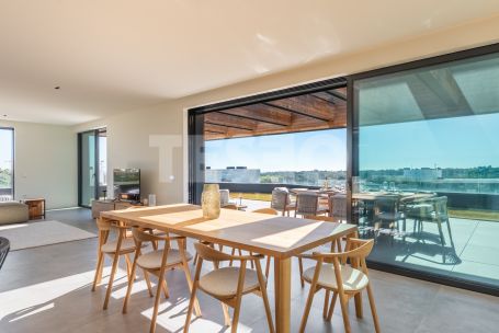 STUNNING PENTHOUSE WITH PANORAMIC VIEWS IN VILLAGE VERDE