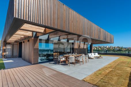 STUNNING PENTHOUSE WITH PANORAMIC VIEWS IN VILLAGE VERDE