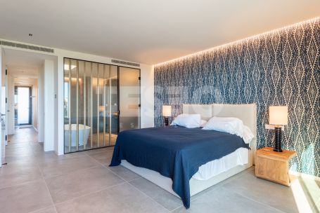 STUNNING PENTHOUSE WITH PANORAMIC VIEWS IN VILLAGE VERDE