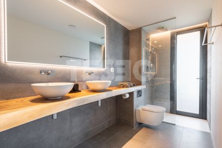 STUNNING PENTHOUSE WITH PANORAMIC VIEWS IN VILLAGE VERDE