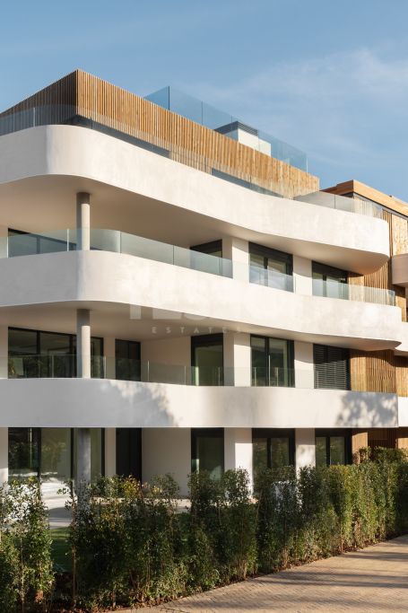 STUNNING PENTHOUSE WITH PANORAMIC VIEWS IN VILLAGE VERDE