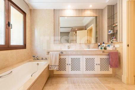 Spaciousness and Privacy in this apartment in the exclusive Valgrande Urbanization