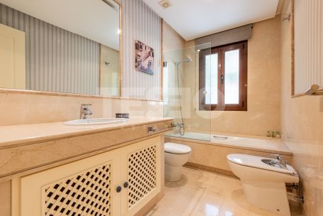 Spaciousness and Privacy in this apartment in the exclusive Valgrande Urbanization