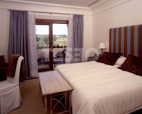 Spaciousness and Privacy in this apartment in the exclusive Valgrande Urbanization