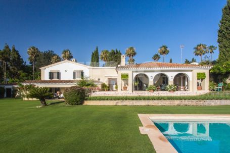 EXCLUSIVA Impresionante villa de estilo andaluz en primera línea del campo de golf