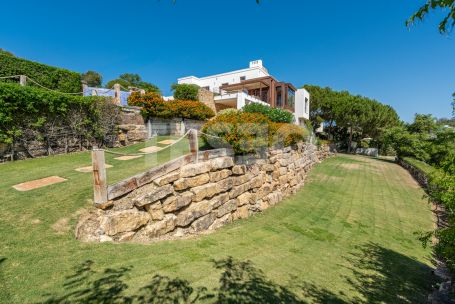 Sophisticated property with guest house and sea views in a quiet and exclusive area of Sotogrande Alto