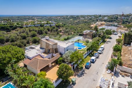 Sophisticated property with guest house and sea views in a quiet and exclusive area of Sotogrande Alto