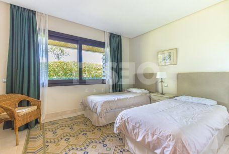 Exclusivo apartamento de tres dormitorios en Urbanización Hacienda de Valderrama