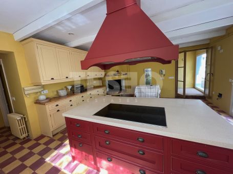 Villa to renovate in the area of Kings and Queens, Sotogrande Costa