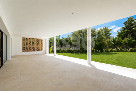 Contemporary Six-Bedroom Villa in Prestigious Sotogrande Costa